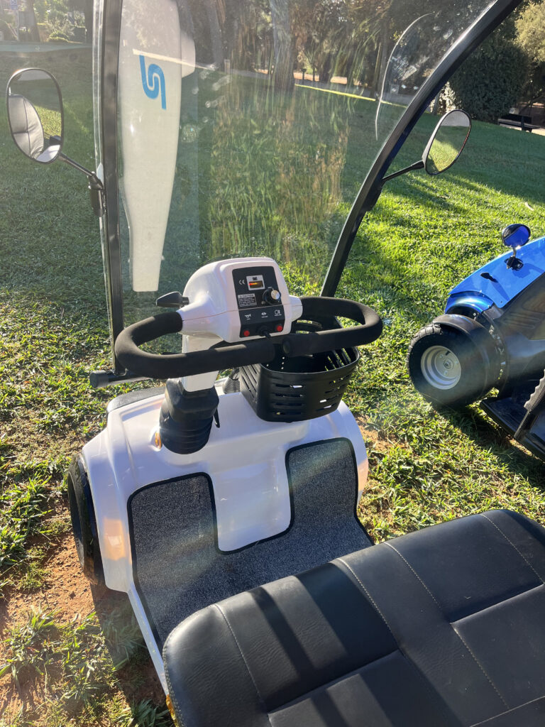 Vista interior - Scooter para movilidad reducida. Vehículo eléctrico.